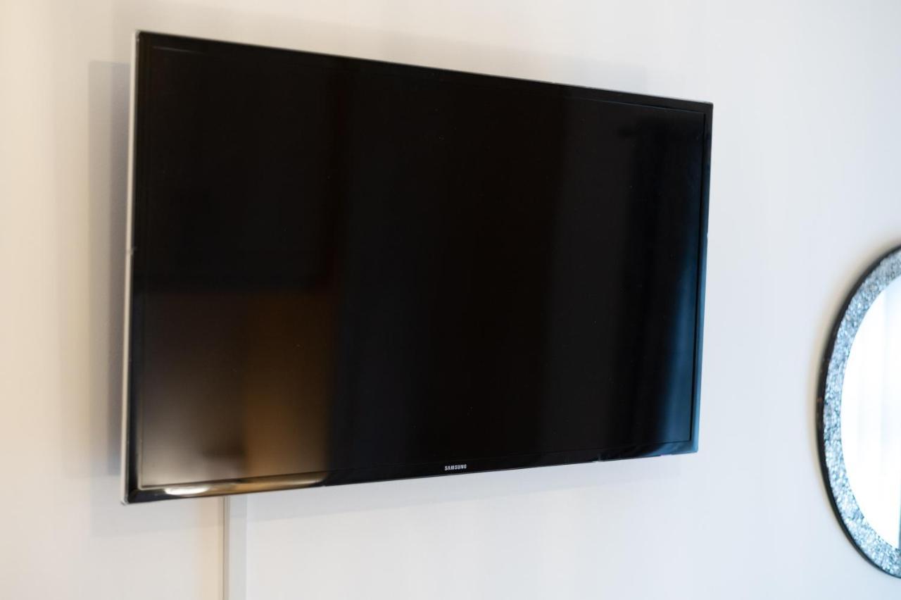 Spacious With Parking - Tv In Every Bedroom! Appartamento