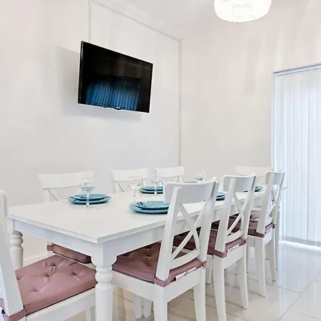 Spacious Home With Parking - Tv In Every Bedroom! Swansea Exterior photo